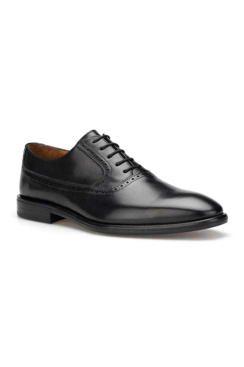 Rückansicht der schwarzen Business-Schuhe – klare Silhouette und feine Schnürdetails
