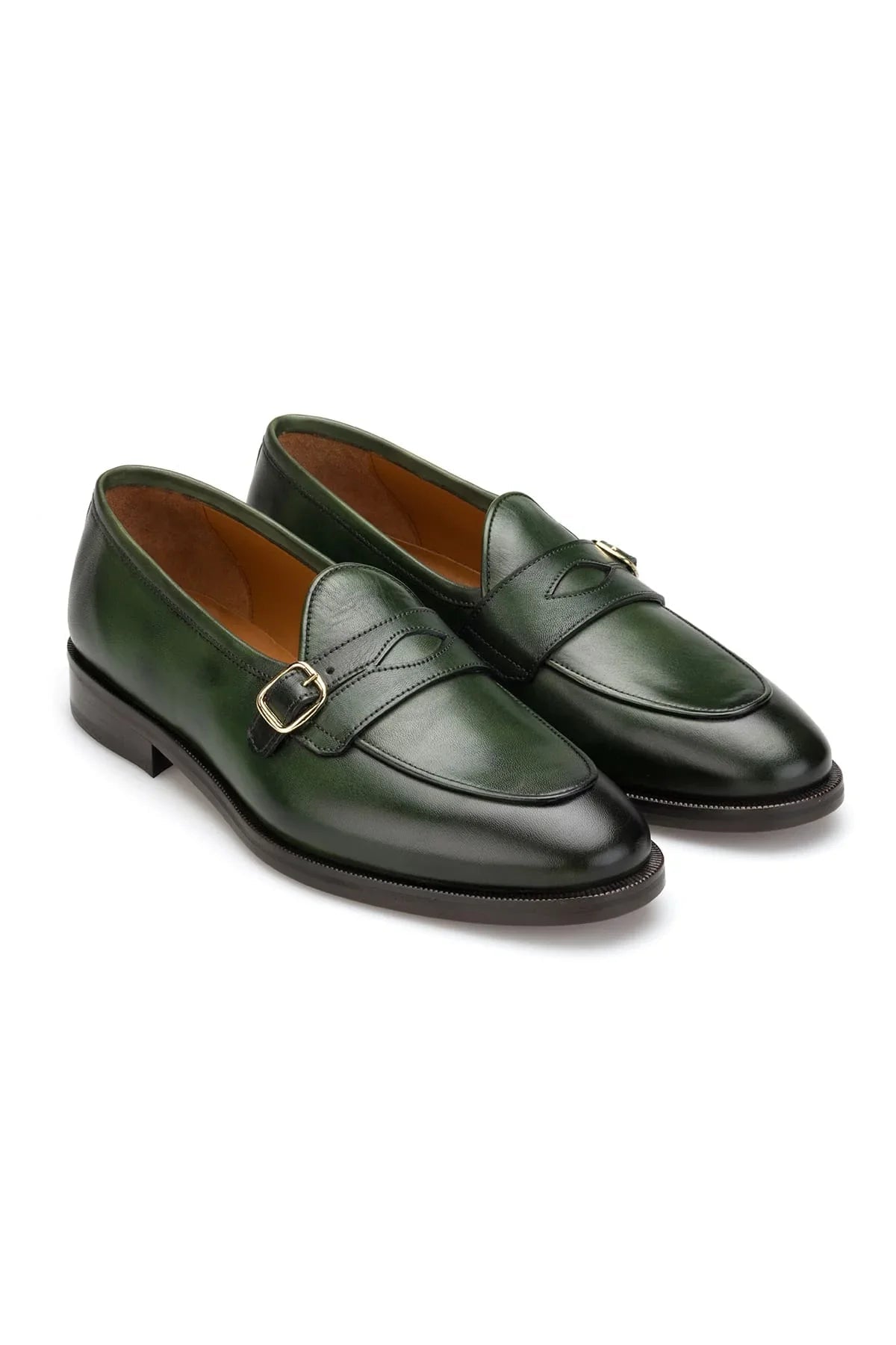 Vorderansicht der handgefertigten Business-Schuhe in mattgrünem Leder, betont die einzelne Schnalle.