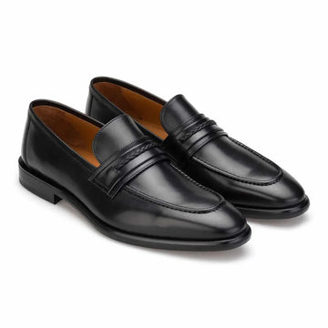 Vorderansicht des schwarzen Business-Schlüpfers aus mattem Rindsleder – elegante Silhouette.