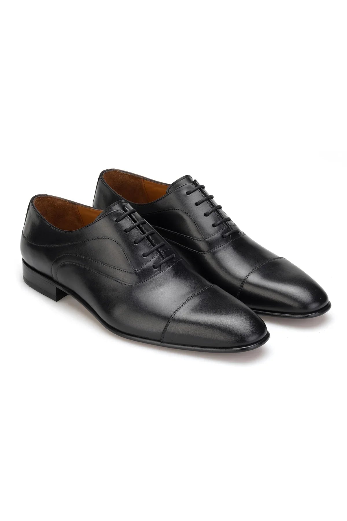 Vollleder-Herren Business-Schuh im klassischen Schwarz, Vorderansicht mit feinem Spitzer.