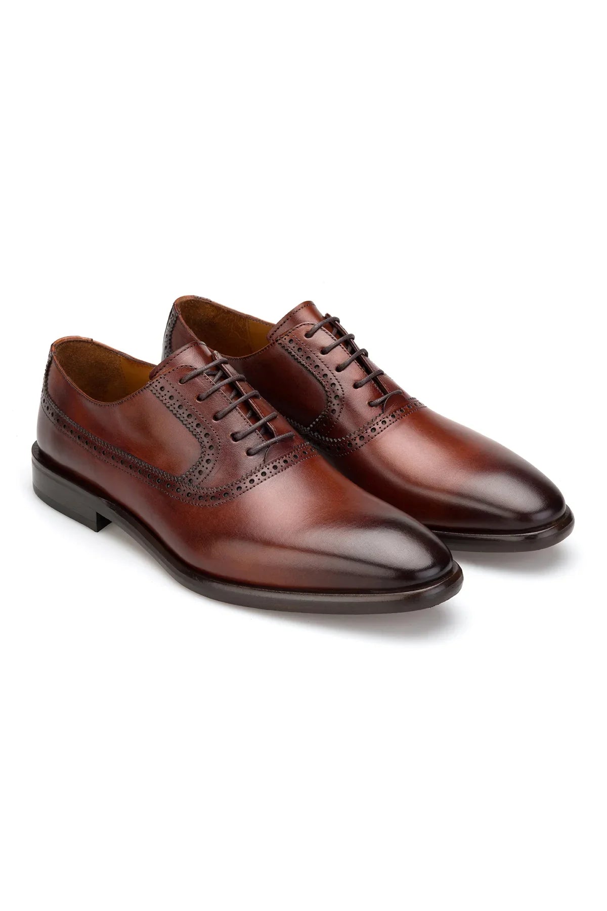 Vorderansicht des Herren Business-Schnürers in Terracotta aus Rindsleder