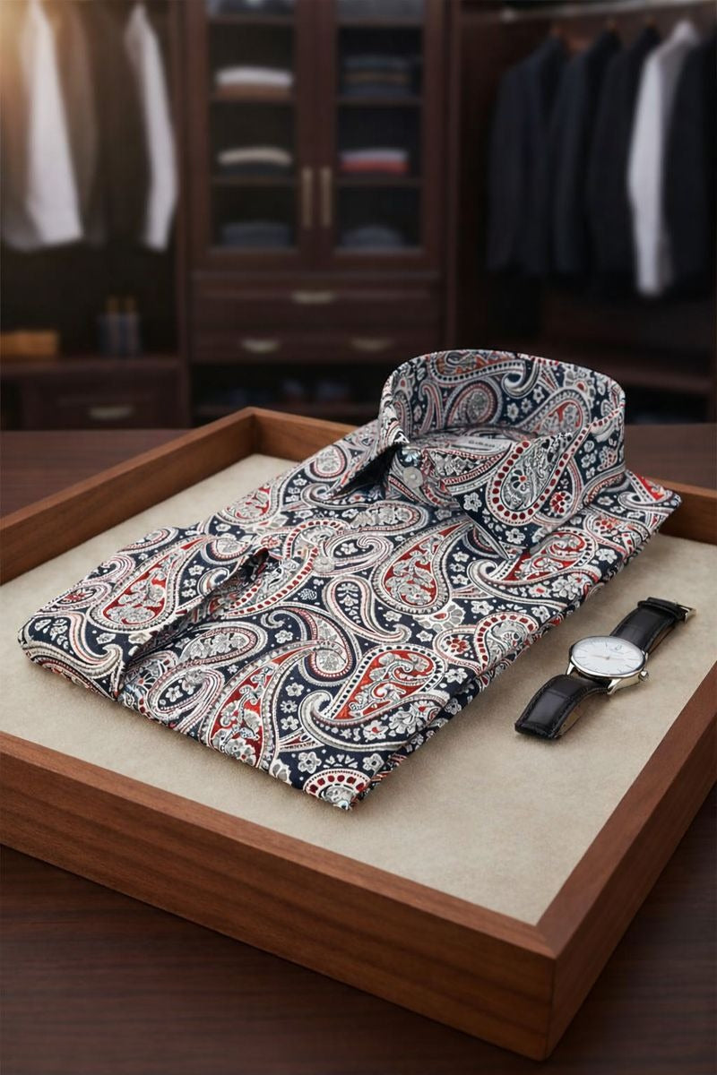 Nahaufnahme des Paisley-Musters auf dem Herren-Slim-Fit-Hemd, zeigt lebendige Farben.
