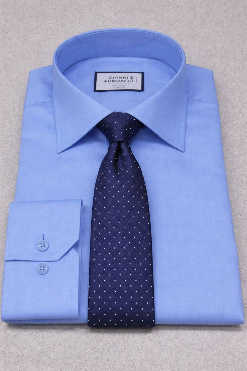 Homme portant la chemise business Slim Fit en bleu clair lors d'une réunion de bureau