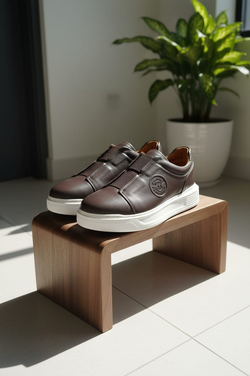 Seitliche Ansicht des Sneakers mit sichtbarer Kauchuk-Rubber-Laufsohle