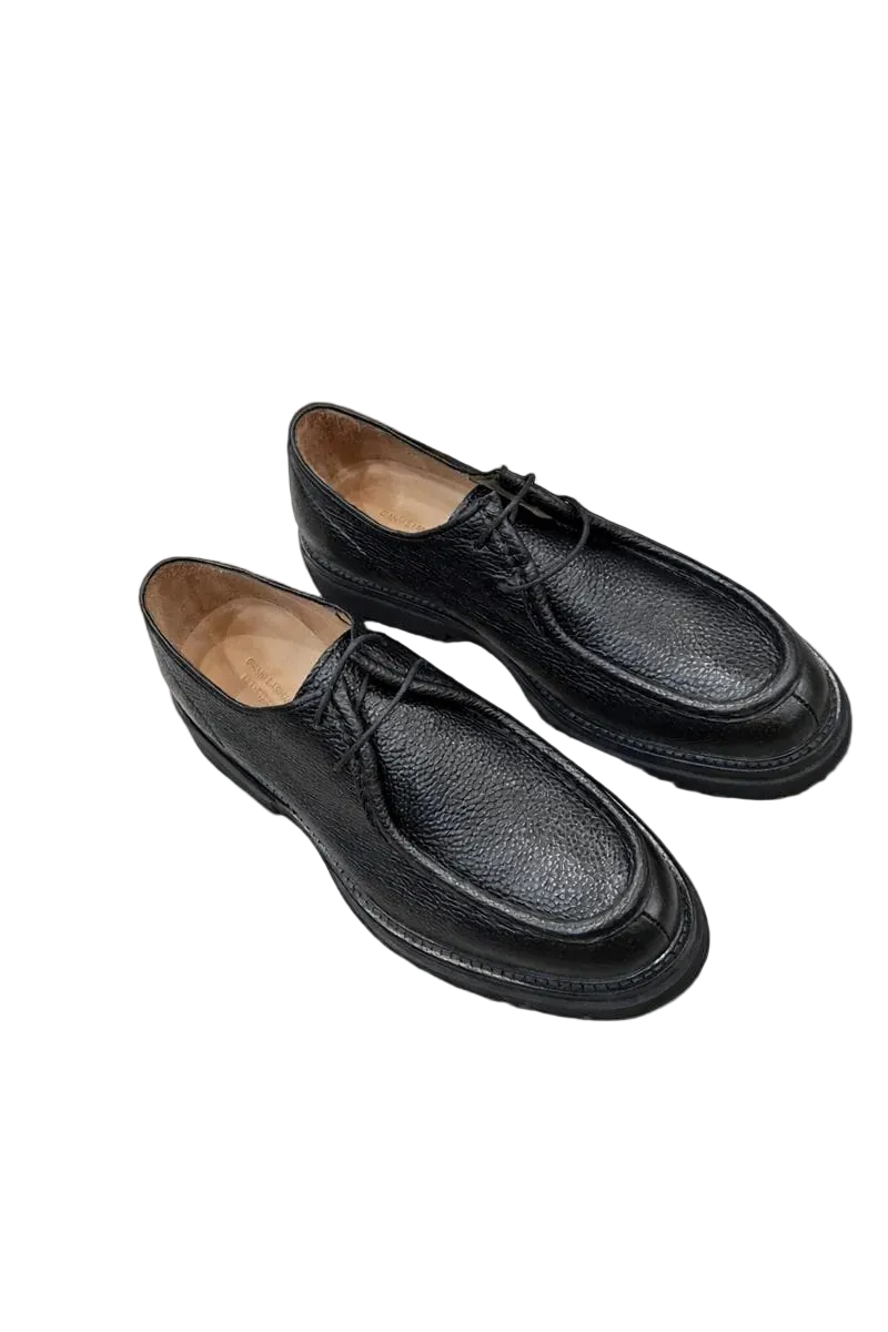 Vue de face des chaussures décontractées en cuir velours noires avec semelle EVA visible.