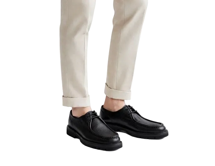 Vue arrière des chaussures décontractées noires montrant l'élégante surface en cuir velours.