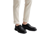 Rückansicht der schwarzen Casual Schuhe, die elegante Flotter-Lederoberfläche zeigt.