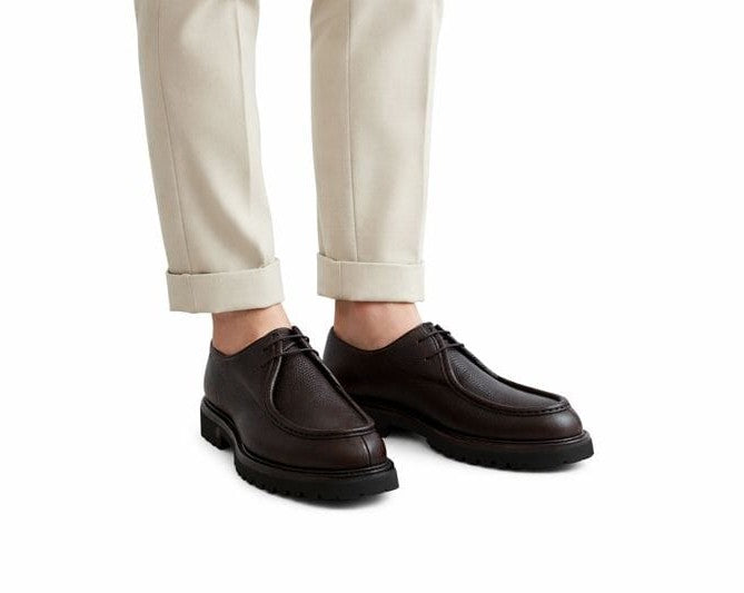 Arrière des chaussures décontractées marron antique, avec un focus sur la fermeture à lacets