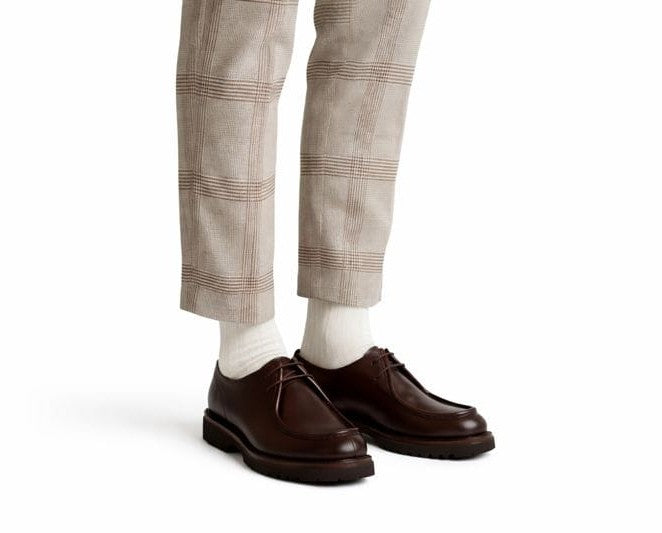 Paire de chaussures sur fond neutre, mise en valeur de la couleur marron