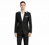 Nahaufnahme der feinen Wollstruktur des schwarzen Slim Fit Herrenanzugs.