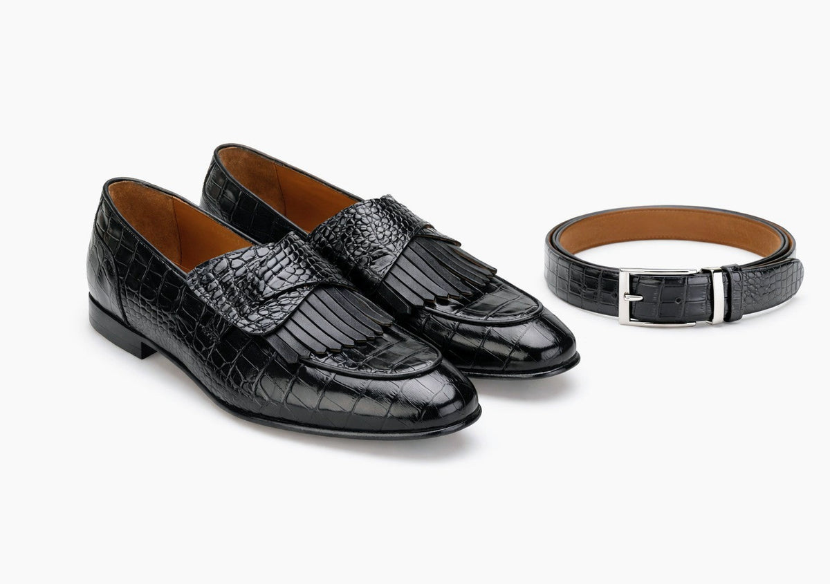 Mocassin dans un élégant chaussier, témoignant de sa finition haut de gamme.