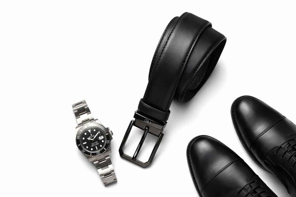Vue détaillée de la fine couture en cuir de la ceinture noire.