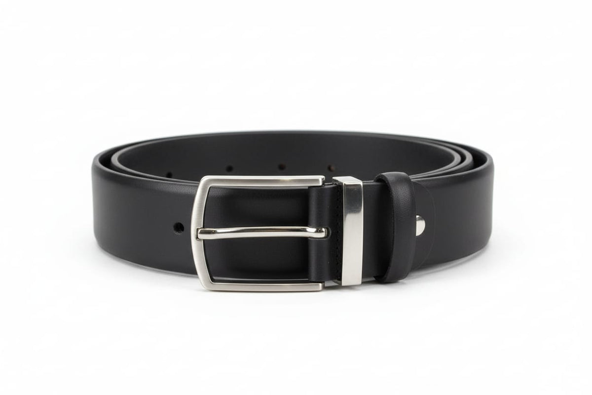 Ceinture en cuir pour homme portée avec un costume classique en noir