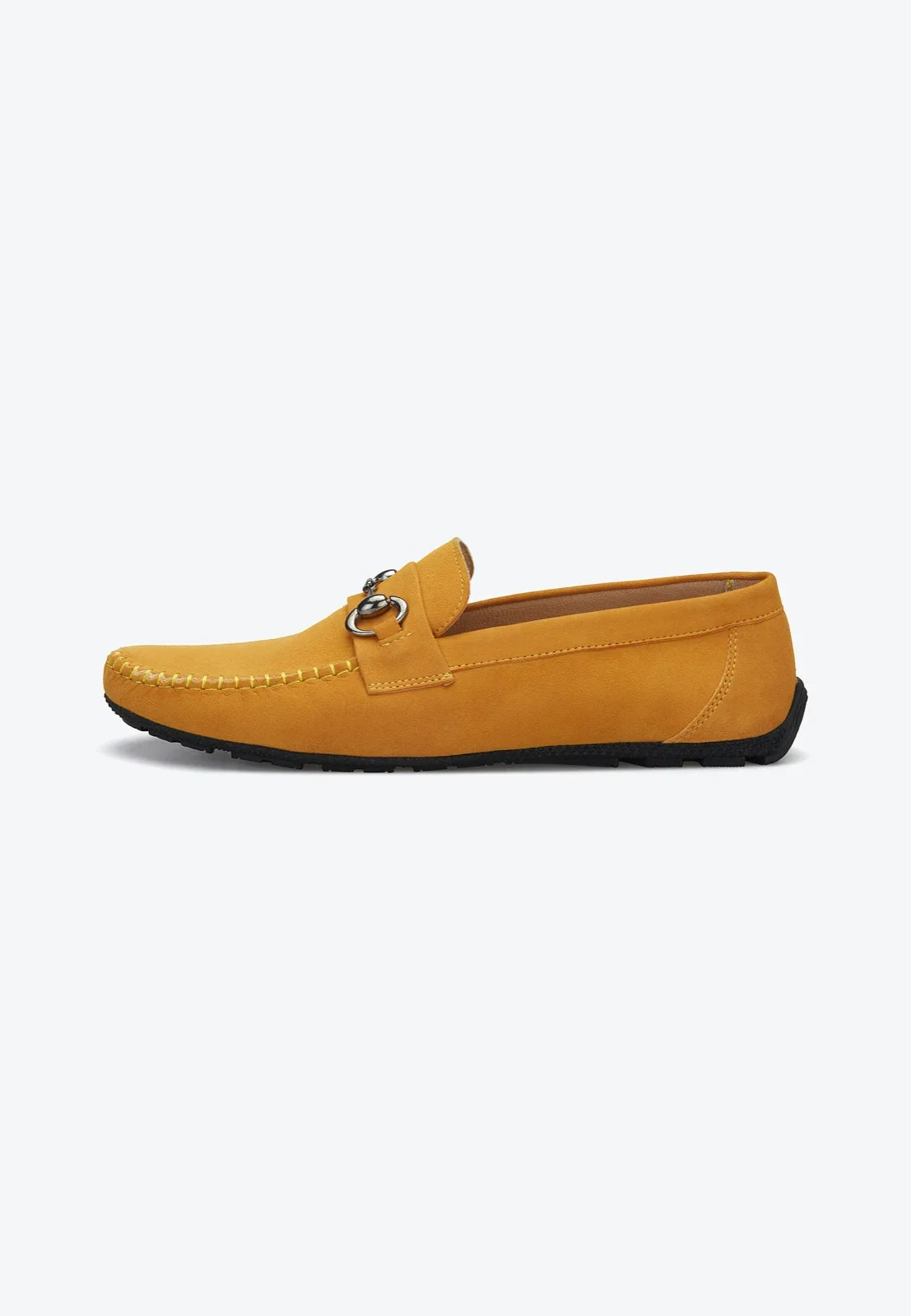 Gros plan sur la texture fine de la tige en cuir de chèvre du mocassin
