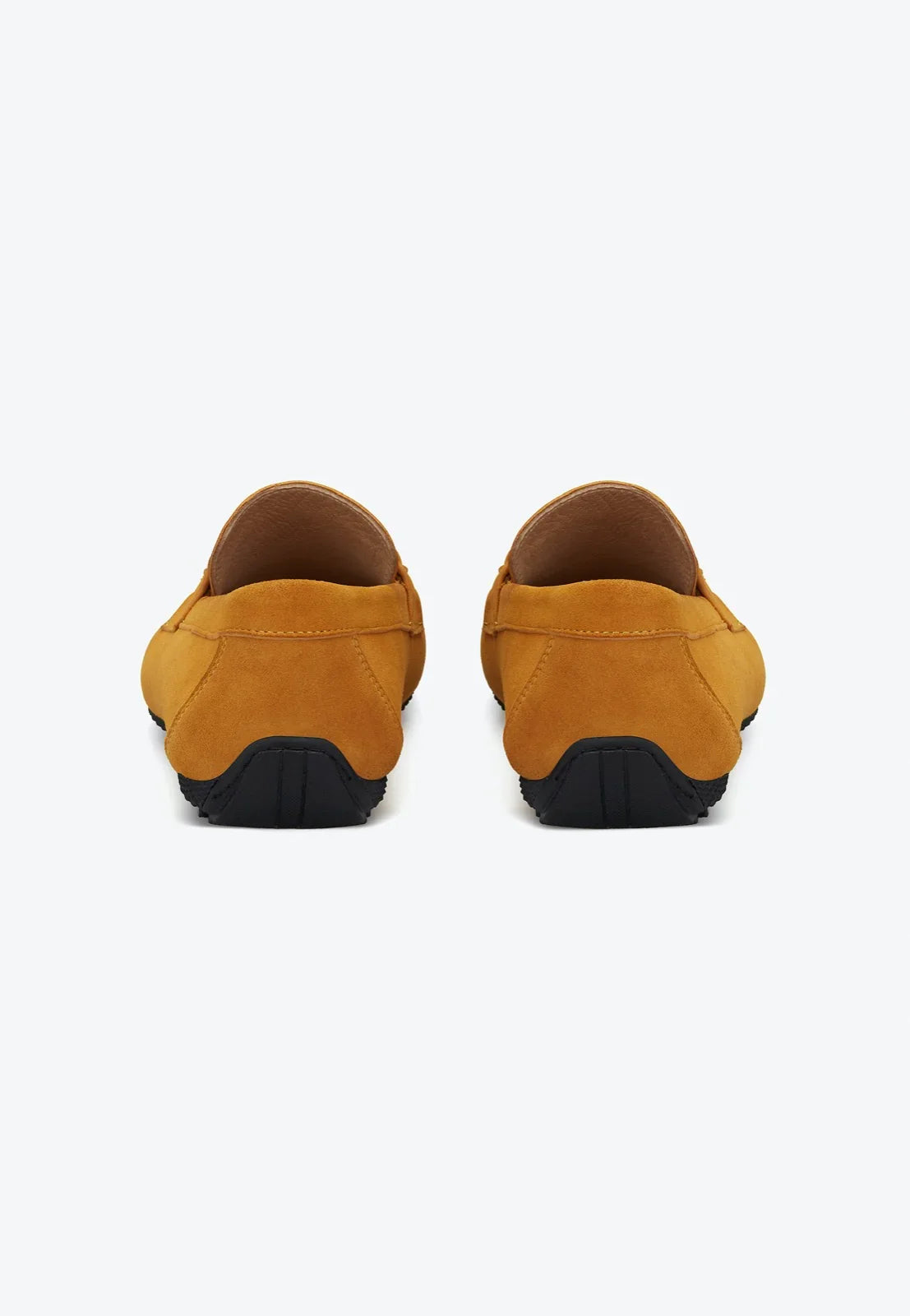 Mocassin à enfiler porté au pied, montrant l'ajustement