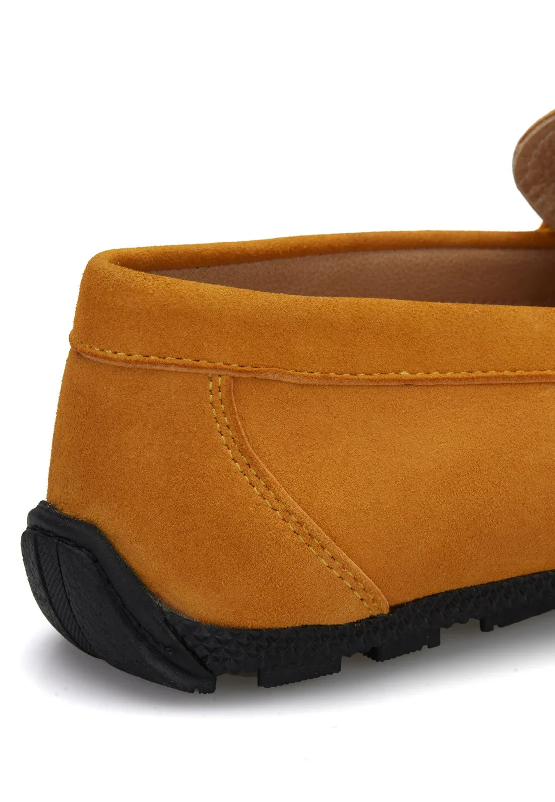 Mocassin jaune sur parquet, idéal pour le quotidien