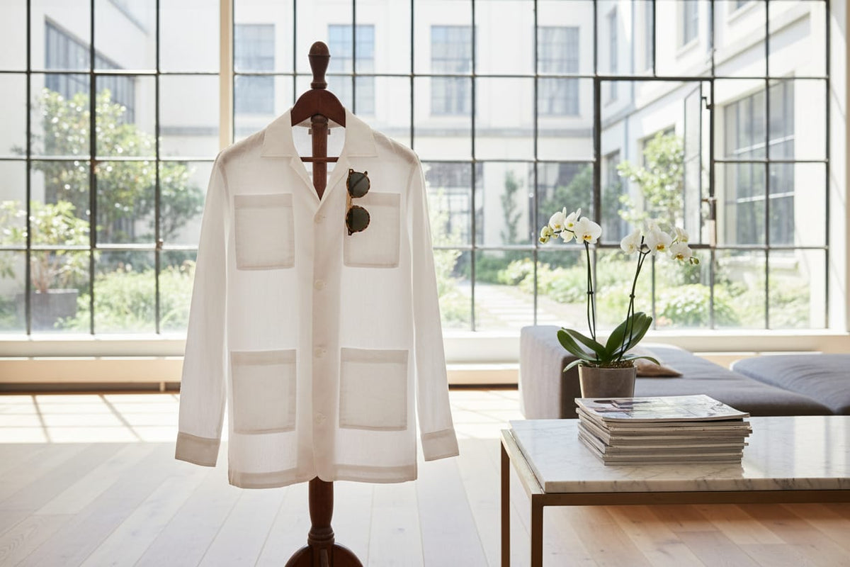 Chemise-veste portée sur un espace de travail élégant, montrant la coupe regular-fit