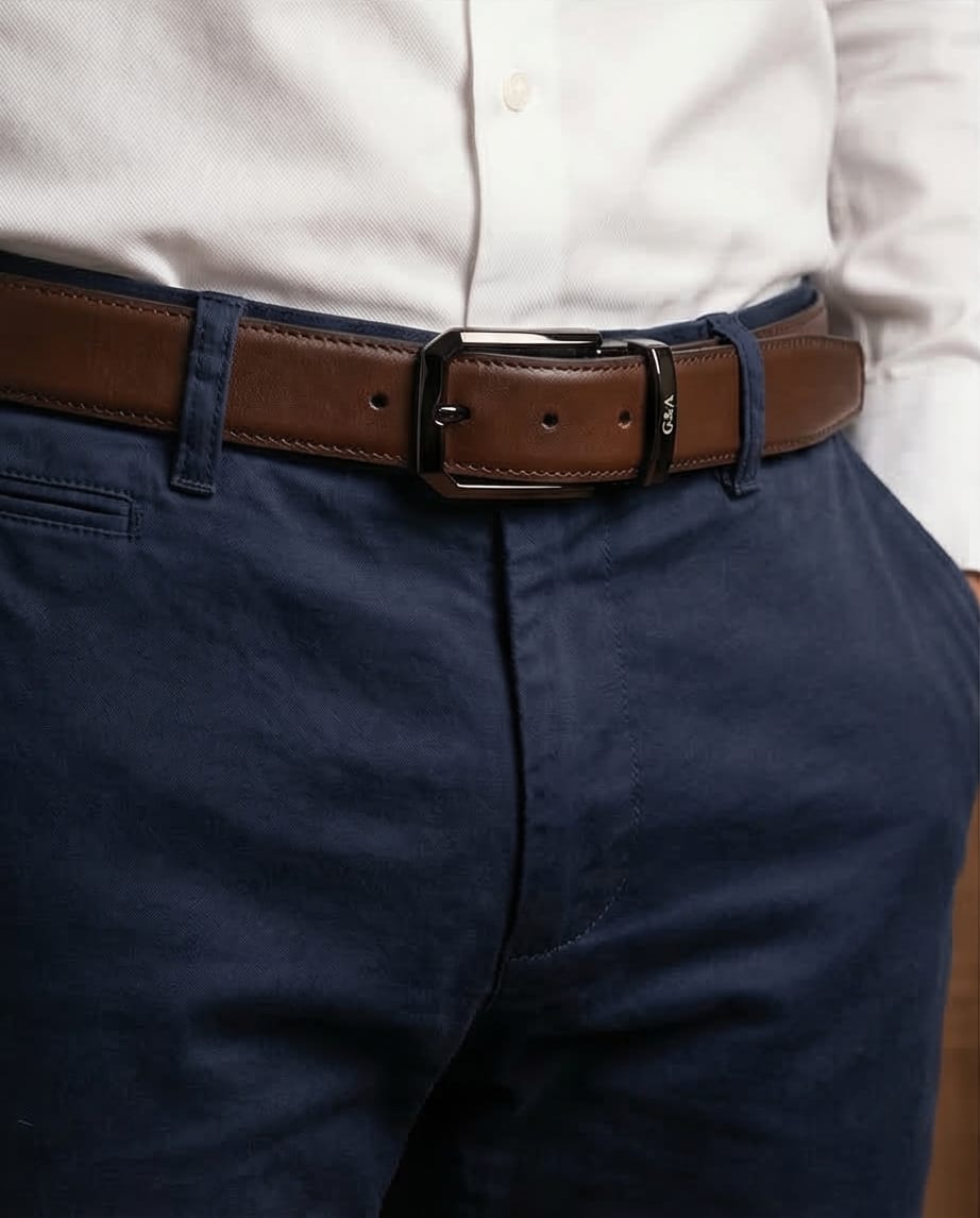 Vue latérale de la ceinture en cuir, mettant en valeur la boucle précise effet argenté