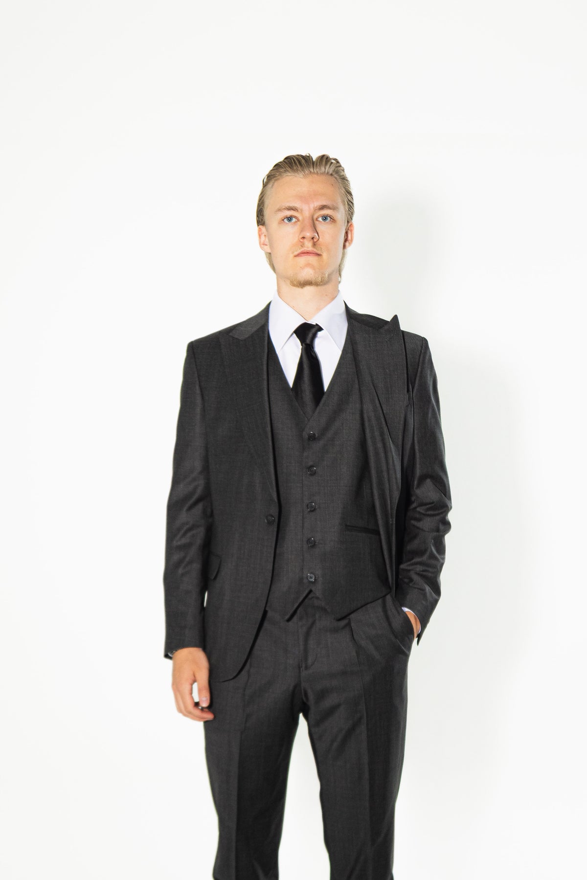 Grauer Slim Fit Herrenanzug aus Wolle mit Spitzrevers .
