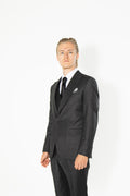 Grauer Slim Fit Herrenanzug aus Wolle mit Spitzrevers .