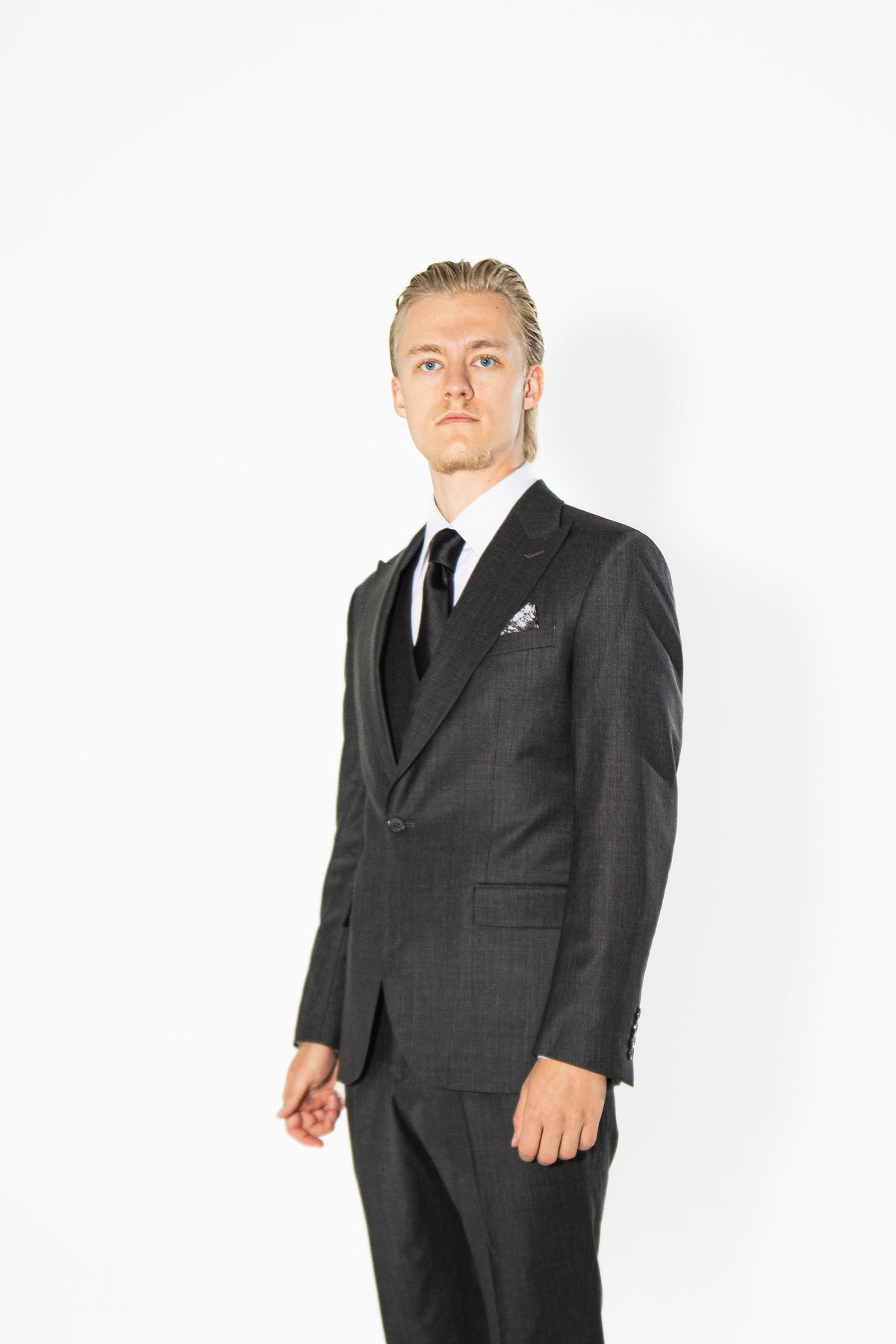 Grauer Slim Fit Herrenanzug aus Wolle mit Spitzrevers .