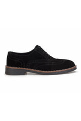 Seitliche Ansicht des Oxfort Schwarzer Wildleder-Schuhes mit runder Spitze