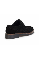 Rückansicht des Oxfort Schwarzer Wildleder-Schuhes – elegante Silhouette