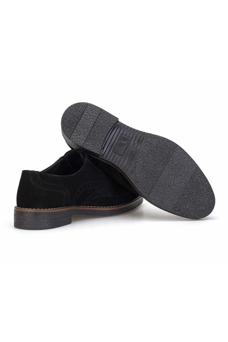 Schuh auf dem Fuß – Oxfort Schwarzer Wildleder-Schuh für formelle Anlässe