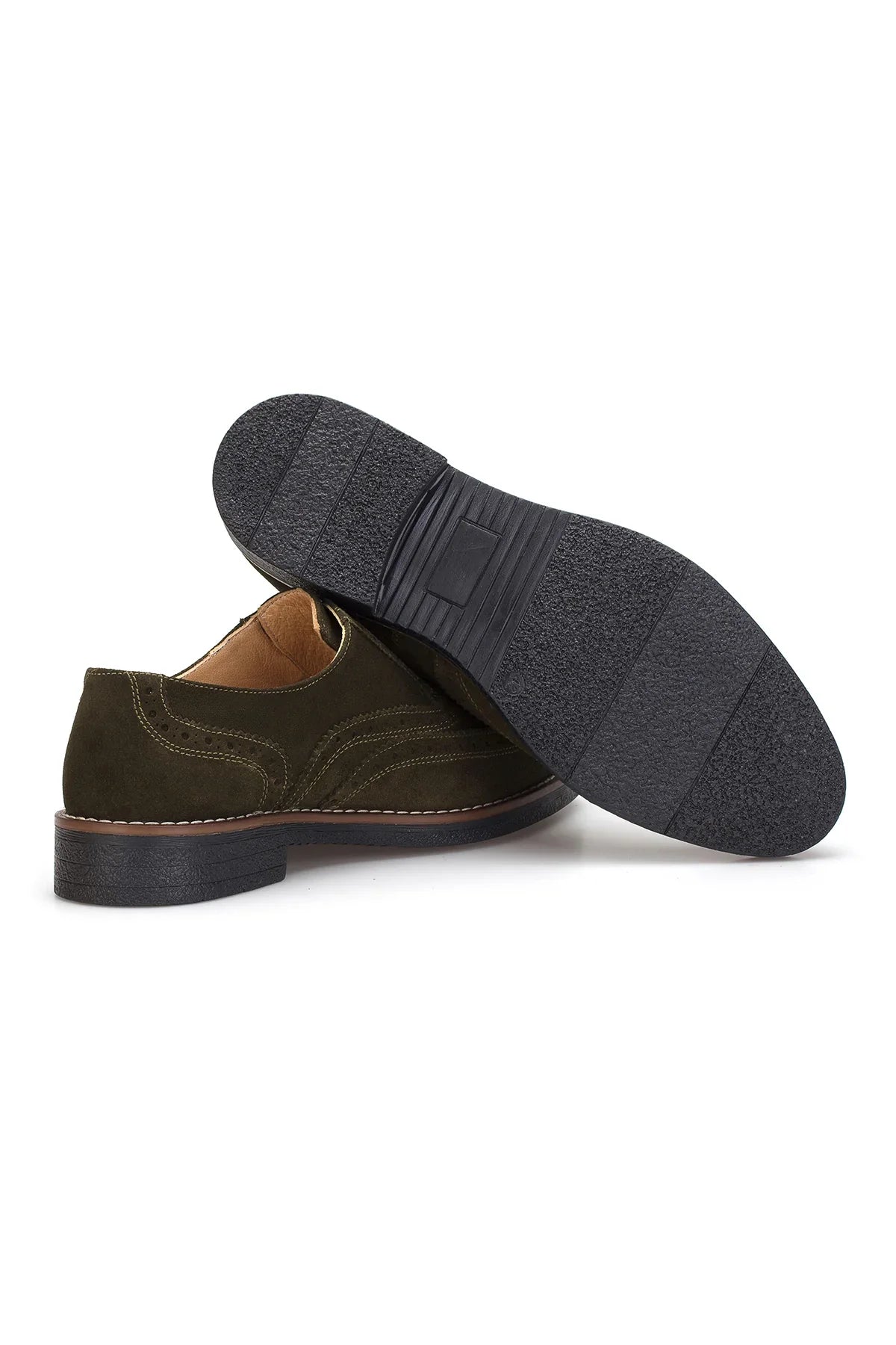 Oxfort Schuhe in Dunkel Khaki getragen zu einem eleganten Herrenoutfit.