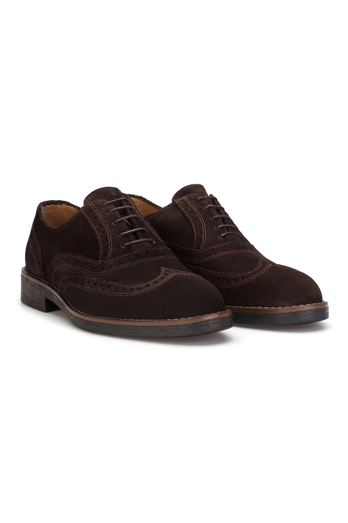 Vorderansicht der Oxfort Schuhe Braun mit runder Spitze aus Wildleder.