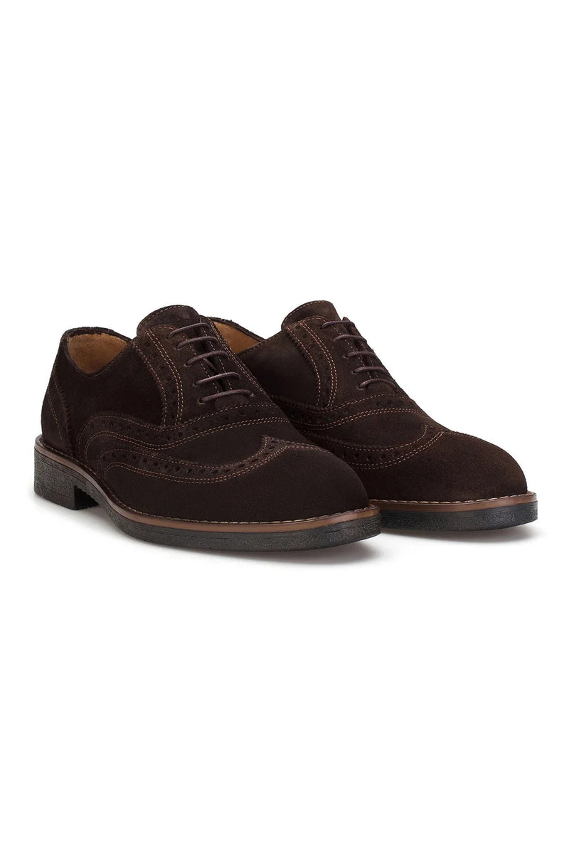 Vorderansicht der Oxfort Schuhe Braun mit runder Spitze aus Wildleder.