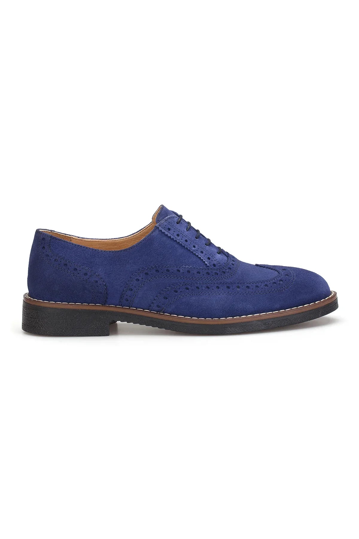 Seitliche Ansicht der Oxfort Schuhe, betont die runde Schuhspitze und die elegante Decksohle aus Leder.