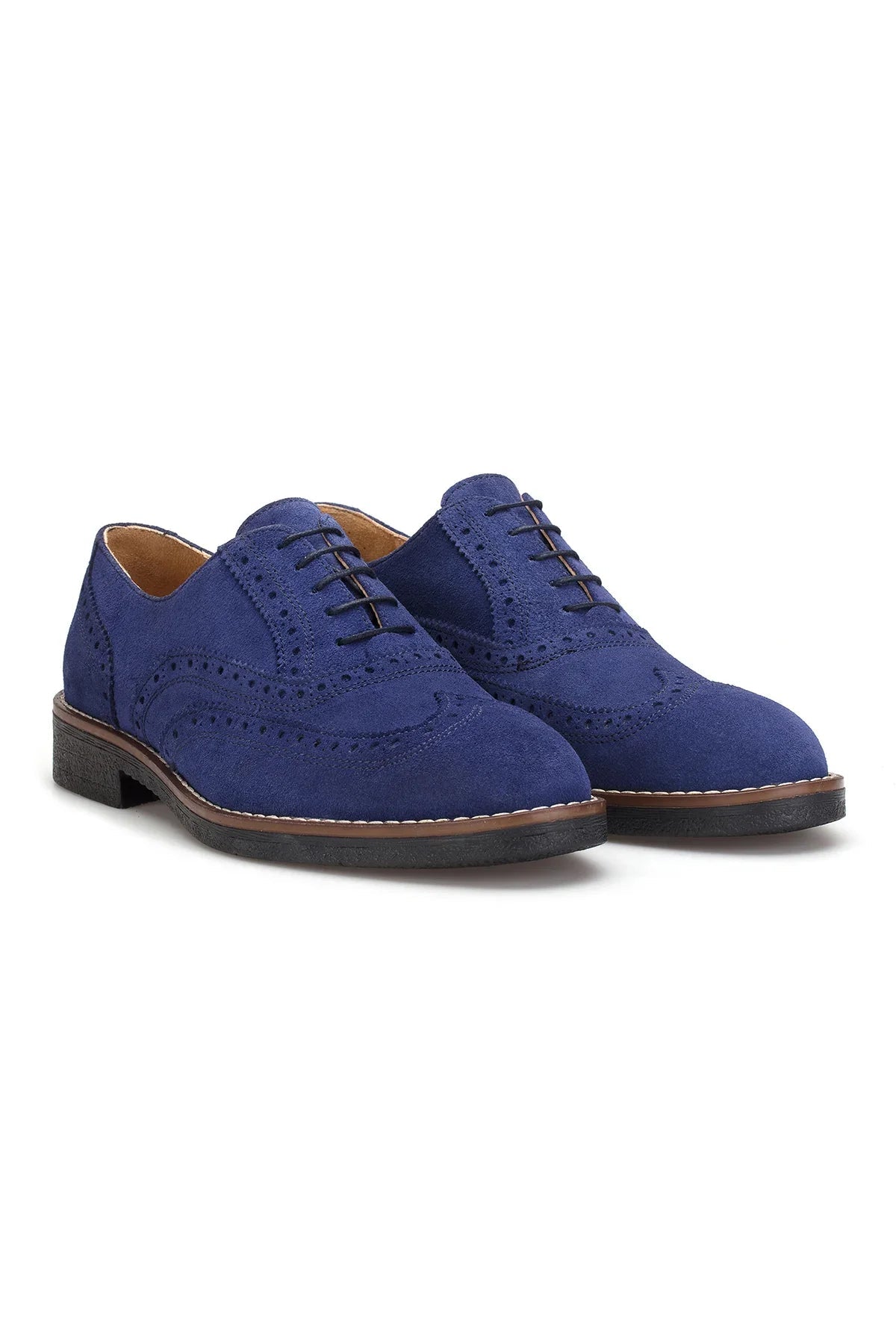 Vorderansicht der Oxfort Schuhe in Blau aus Wildleder, zeigt die geschnürte Verschlussstruktur.