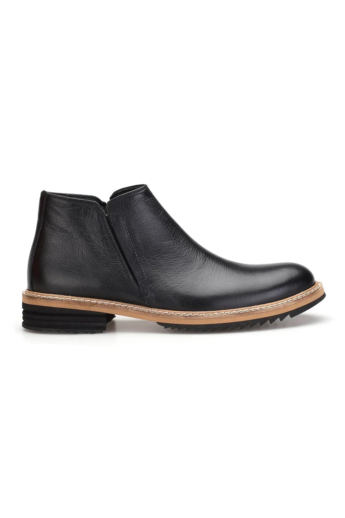 Detailaufnahme des elastischen Einsatzes im Innenbereich der schwarzen Lederstiefel.