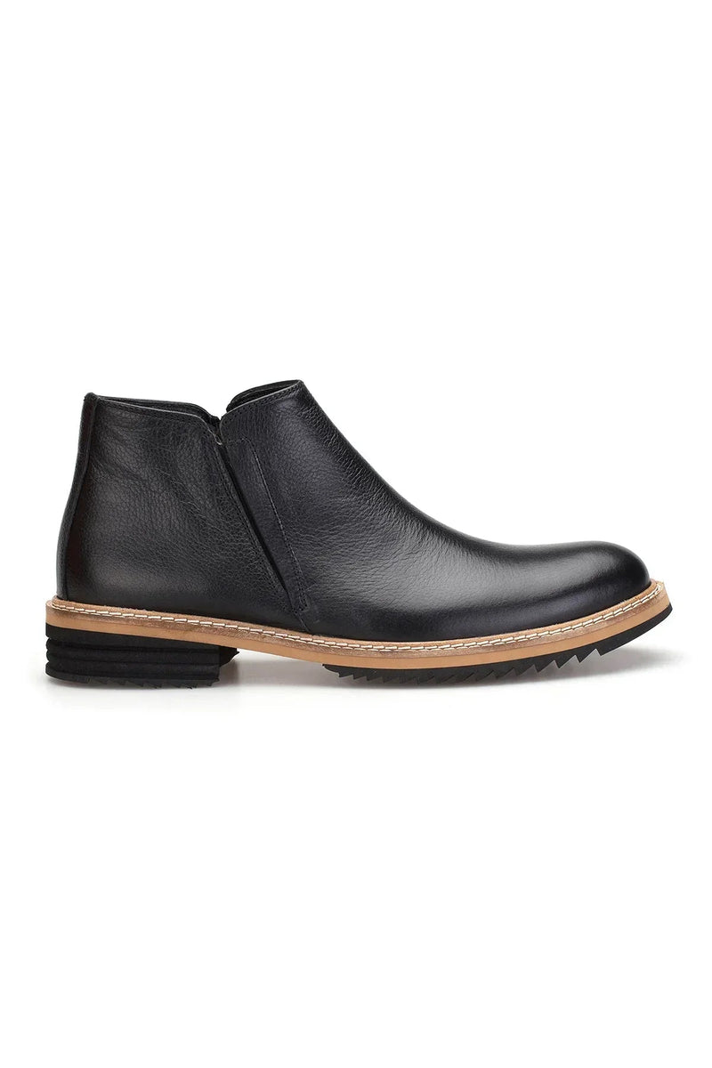 Detailaufnahme des elastischen Einsatzes im Innenbereich der schwarzen Lederstiefel.