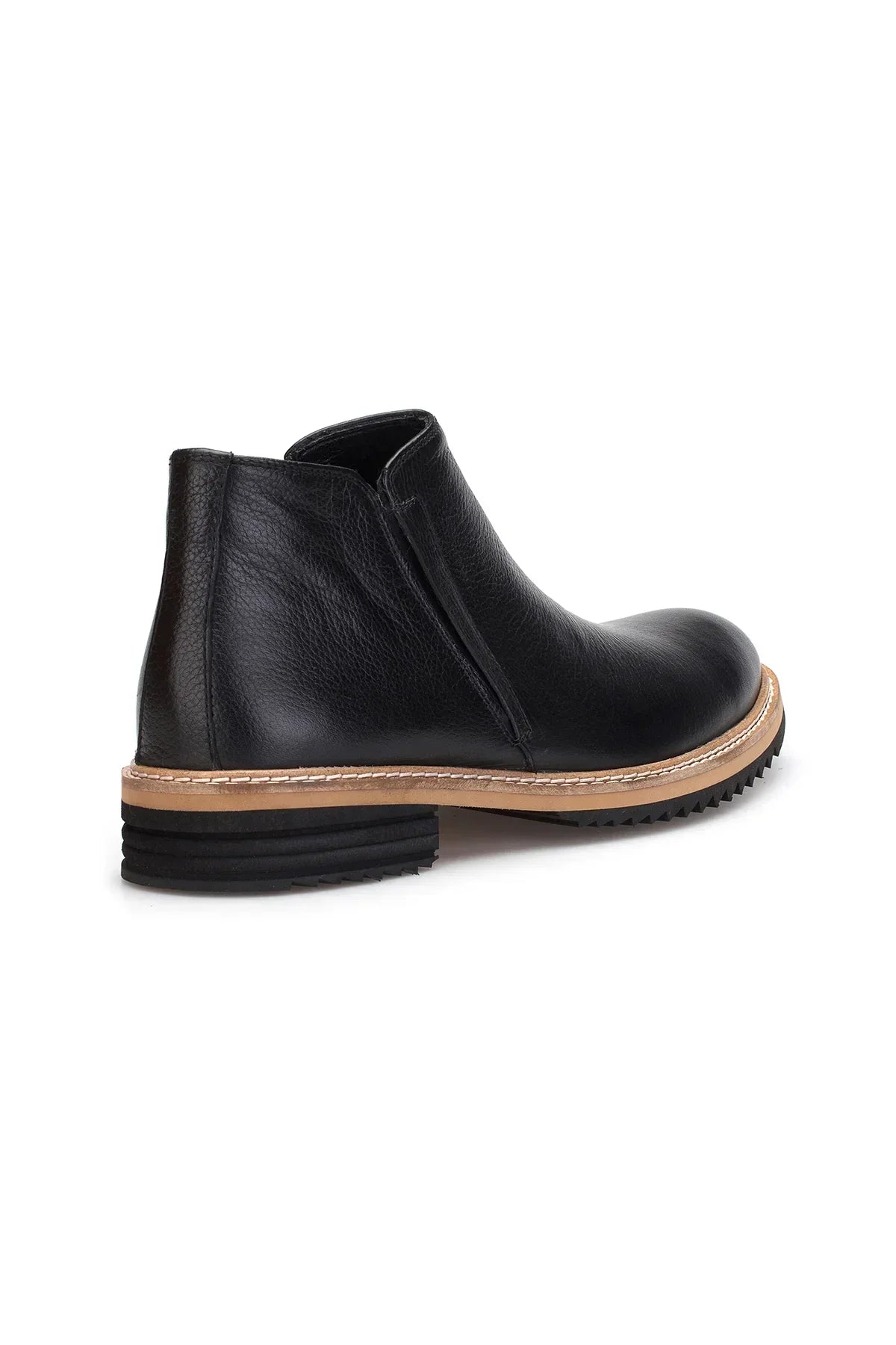 Schuhspitze aus Leder in Schwarz, stilvolle Rundform der Chelsea-Stiefel.