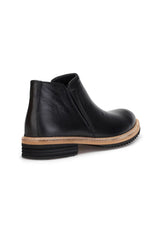 Schuhspitze aus Leder in Schwarz, stilvolle Rundform der Chelsea-Stiefel.