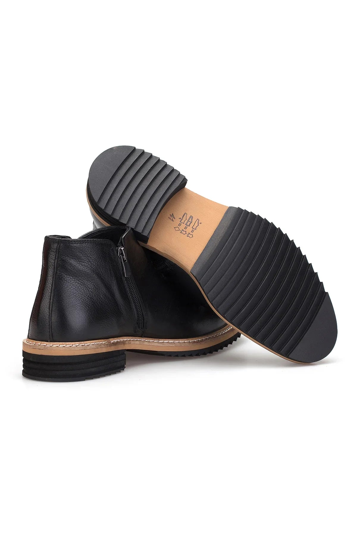 Vorderansicht der schwarzen Chelsea-Lederstiefel, Schlupfverschluss und Lederdecksohle.