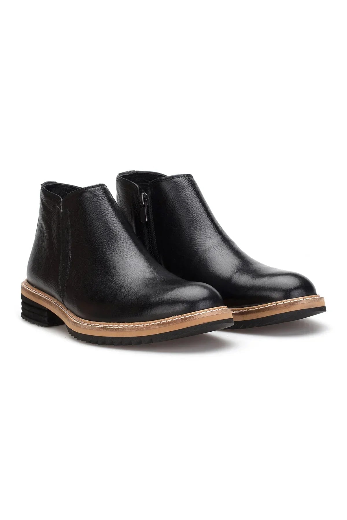 Chelsea-Lederstiefel in Schwarz – Vorderansicht mit runder Schuhspitze und elastischem Innenfutter.