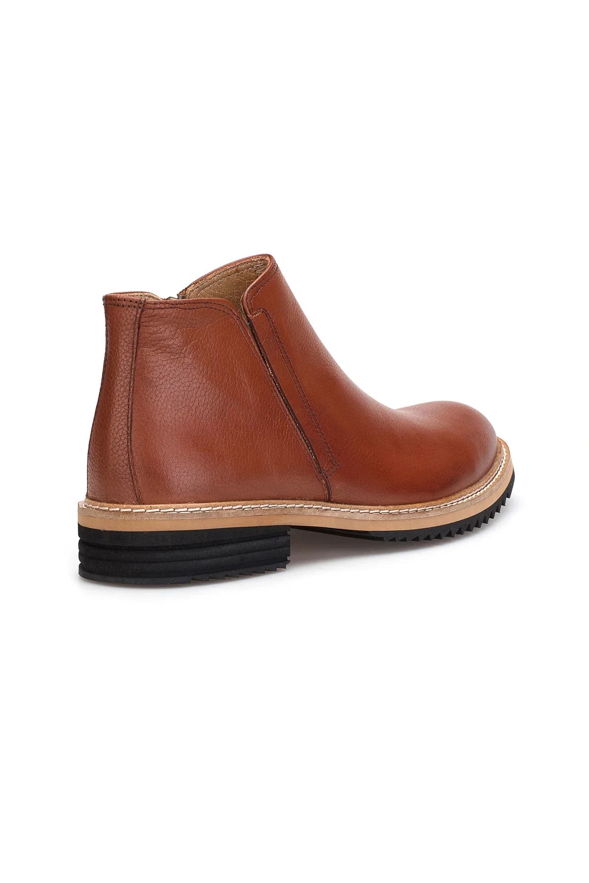 Lederstiefel Camel Herren im Alltag – getragen an einem belebten Straßencafé, stilvoll und bequem.