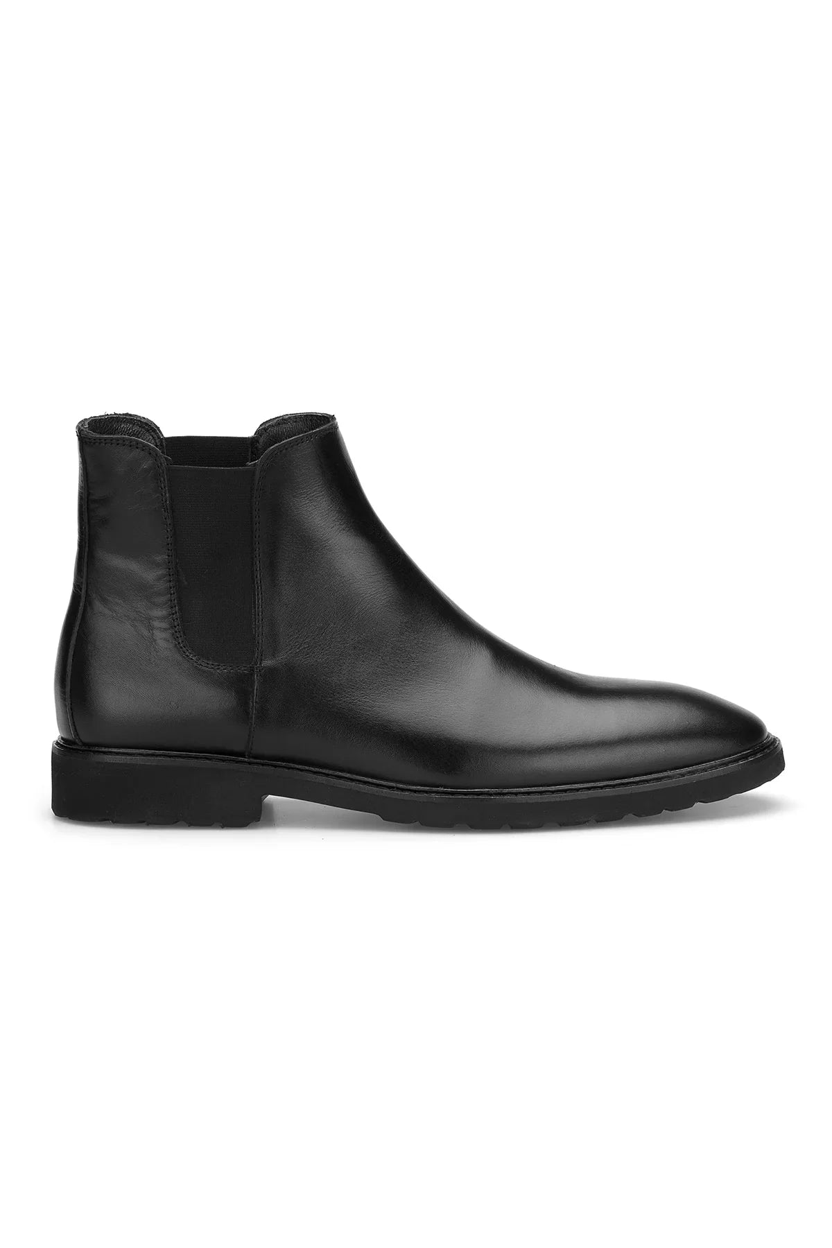 Seitliche Ansicht der schwarzen Lederstiefel mit spitzen Schuhspitze