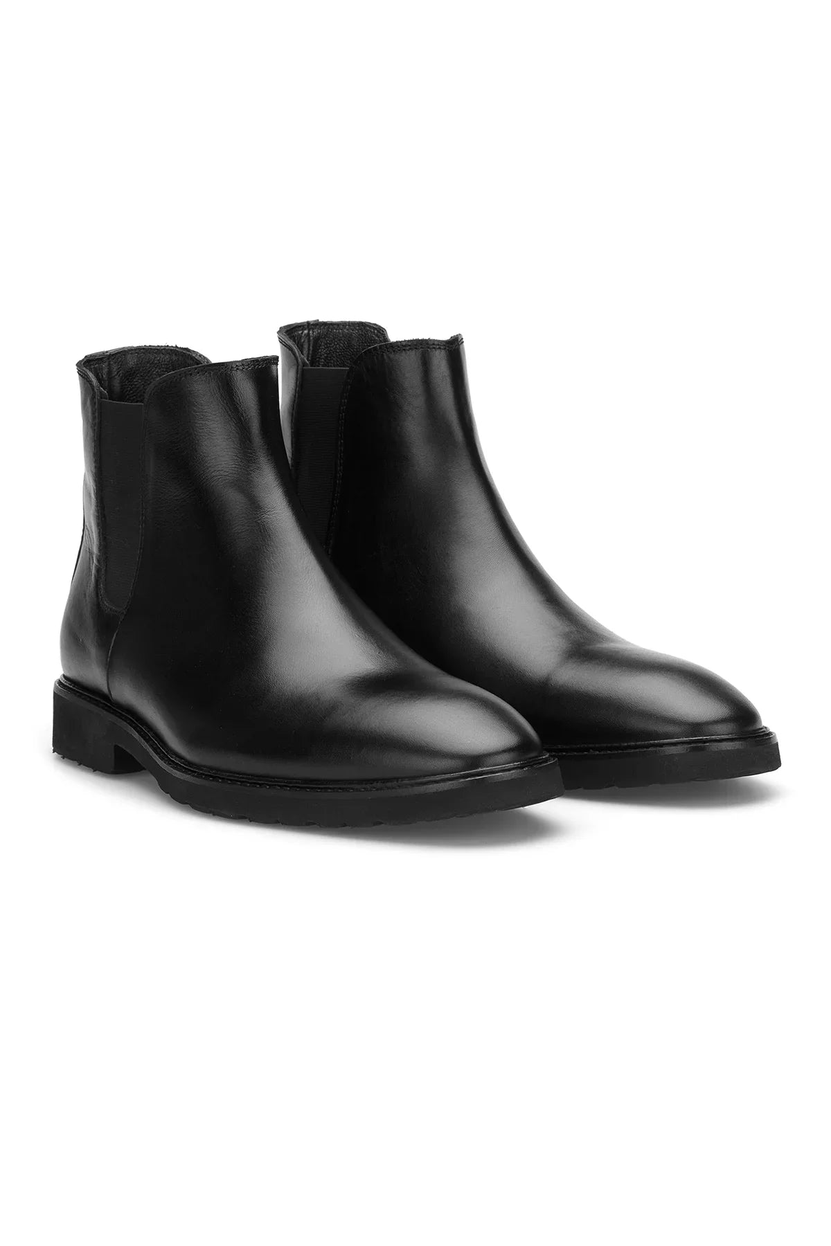 Schwarze Nappa-Lederstiefel im Detail, Vorderansicht mit elastischem Einsatz