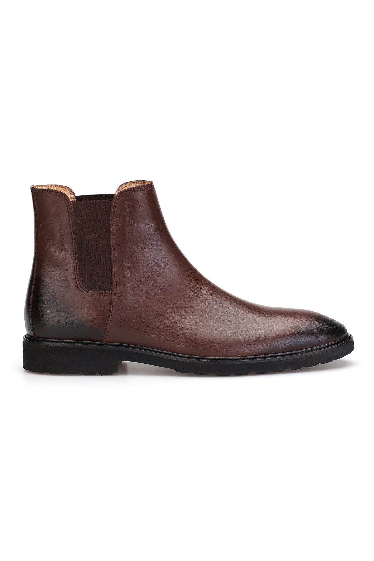 Seitlicher Blick auf den Herrenstiefel aus Nappa-Leder, Braun, mit schlanker Silhouette
