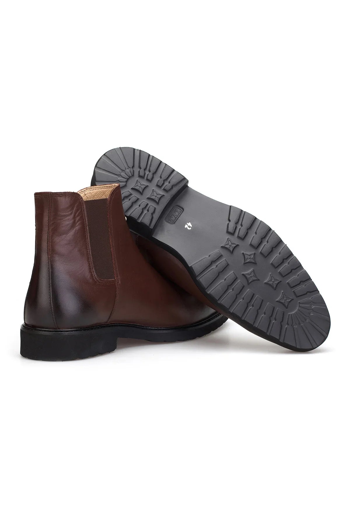 Herrenstiefel in Braun getragen von einem Mann auf einer urbanen Straße