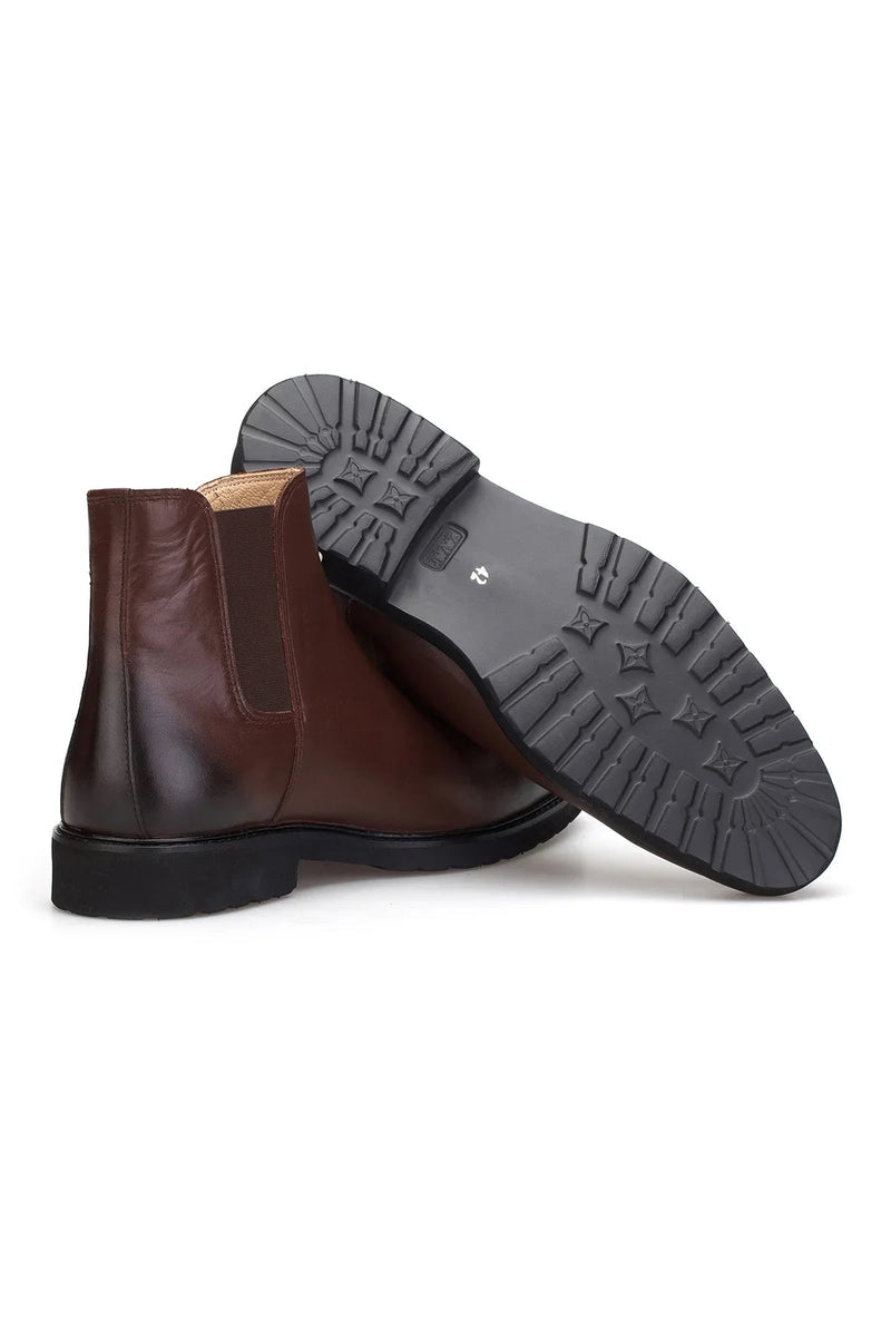Herrenstiefel in Braun getragen von einem Mann auf einer urbanen Straße