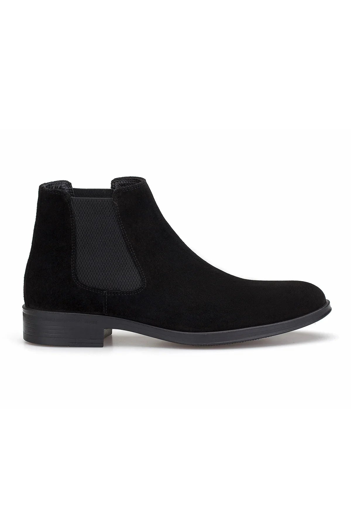 Seitliche Ansicht der schwarzen Wildleder Chelsea Boots mit rutschfester Gummisohle