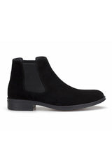Seitliche Ansicht der schwarzen Wildleder Chelsea Boots mit rutschfester Gummisohle