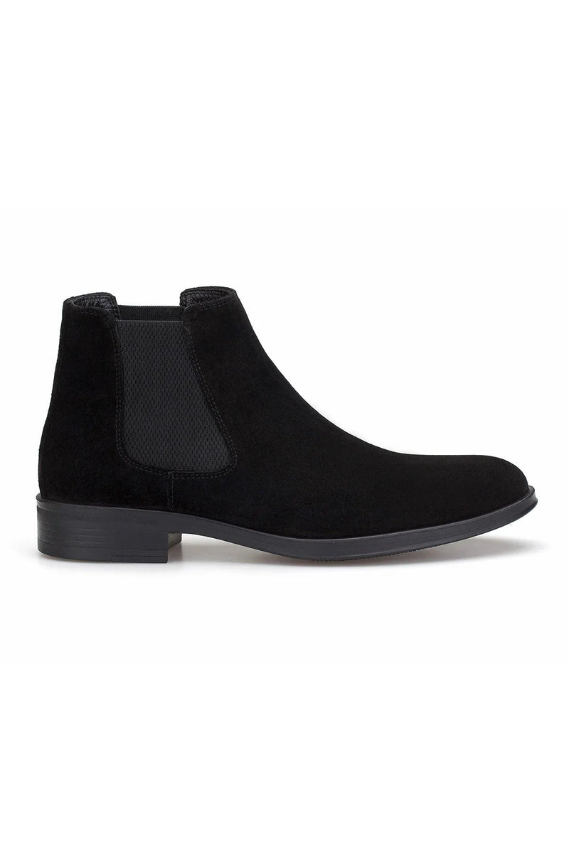 Seitliche Ansicht der schwarzen Wildleder Chelsea Boots mit rutschfester Gummisohle