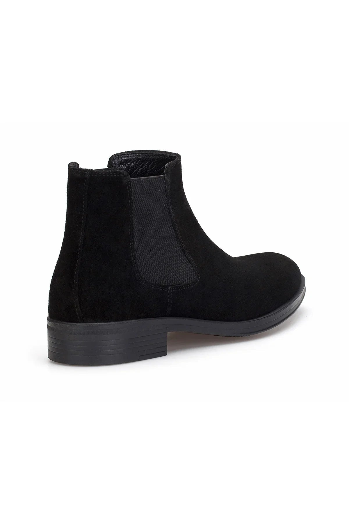 Detailaufnahme des elastischen Einsatzes an der Vorderseite der Wildleder Chelsea Boots