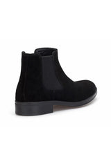 Detailaufnahme des elastischen Einsatzes an der Vorderseite der Wildleder Chelsea Boots